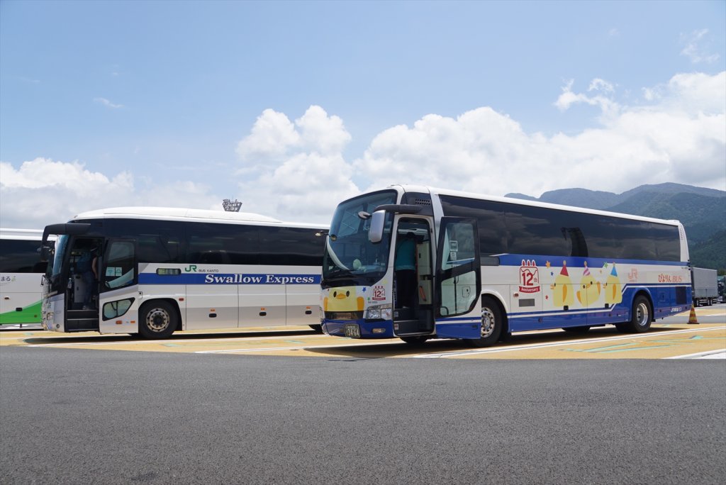 後に到着したバステックも遠慮して1台分空けて停車