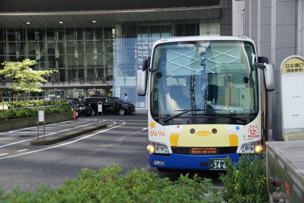 東京駅でも撮りバス陣は多く…