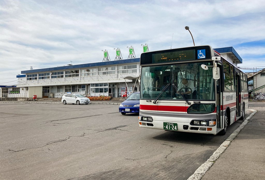 北海道新幹線の工事が進むJR倶知安駅前が出発点