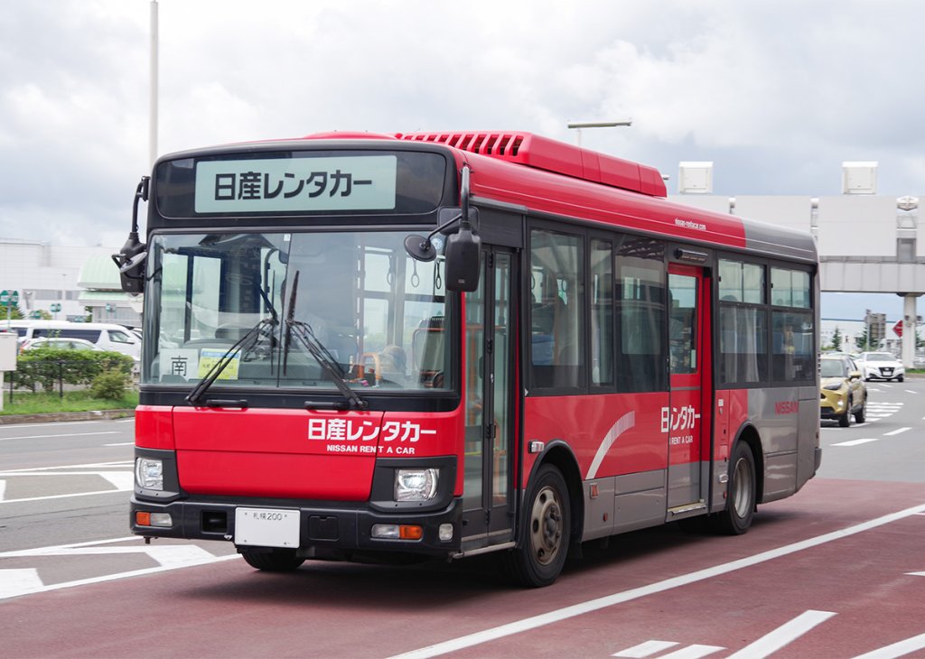 空港とレンタカー店までの送迎に“普通の”路線バスが!?