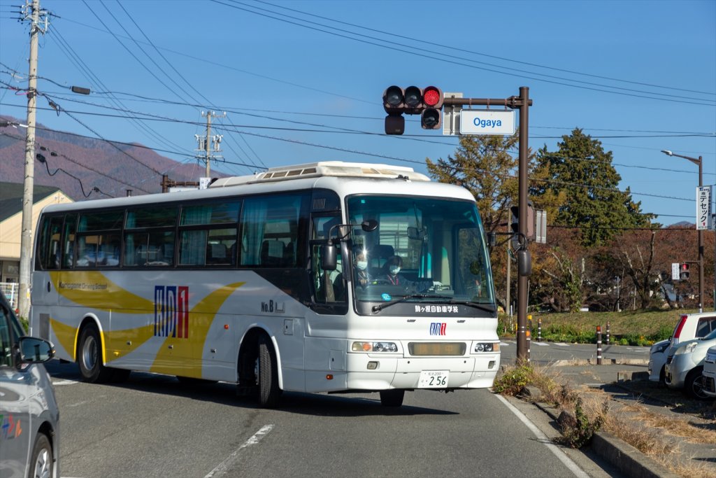 狭い道路から出るには…と瞬時に考えながらハンドルを切る