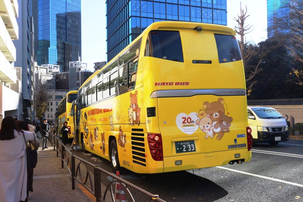 神田明神の前で乗車中の2号車キイロイトリラッピング車