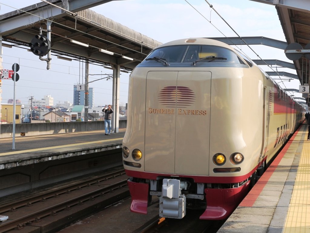 人気のサンライズ出雲は285系電車（写真は3000番台のJR東海所属車・出雲市駅）