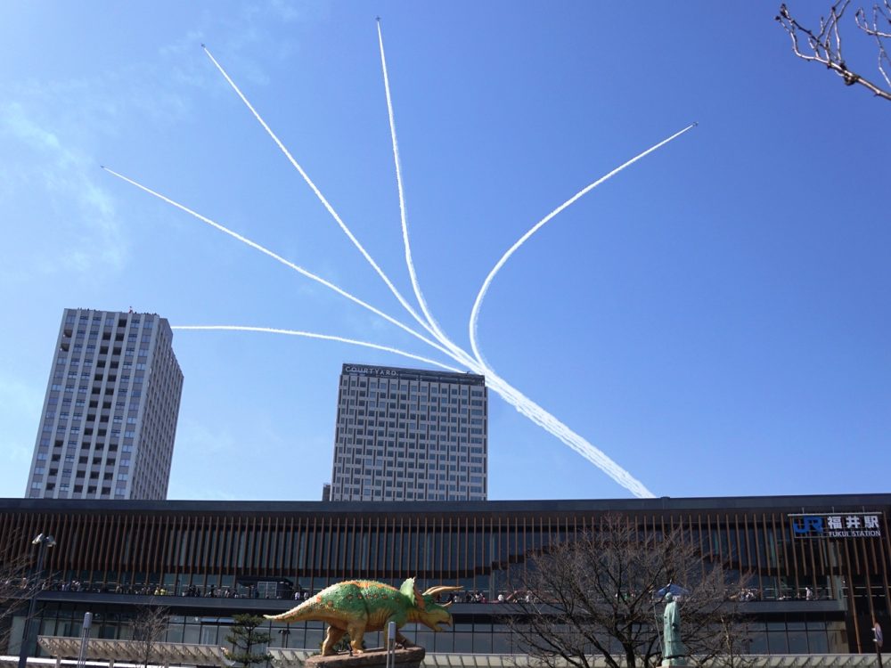 ブルーインパルスの展示飛行で福井駅は大混雑！