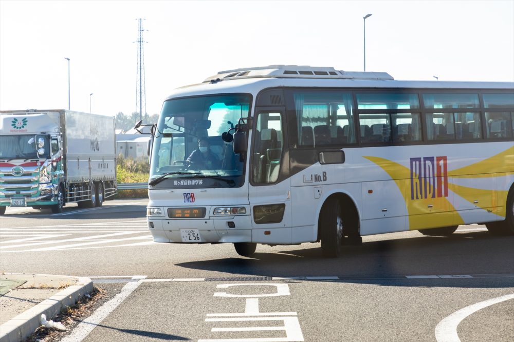 最近のバスはAT車だがまだまだマニュアル車もある（信州駒ケ根自動車学校のエアロバス）