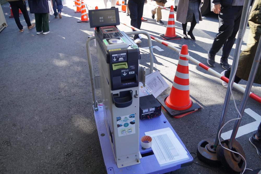 三重交通の隠し玉の「移動式自動改札機」は台車にボルト留めして必要な数だけ動員できる