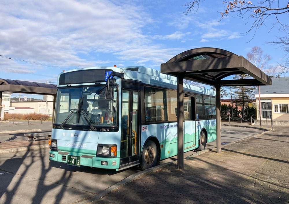 標茶駅前バス停に停車中の阿寒バス