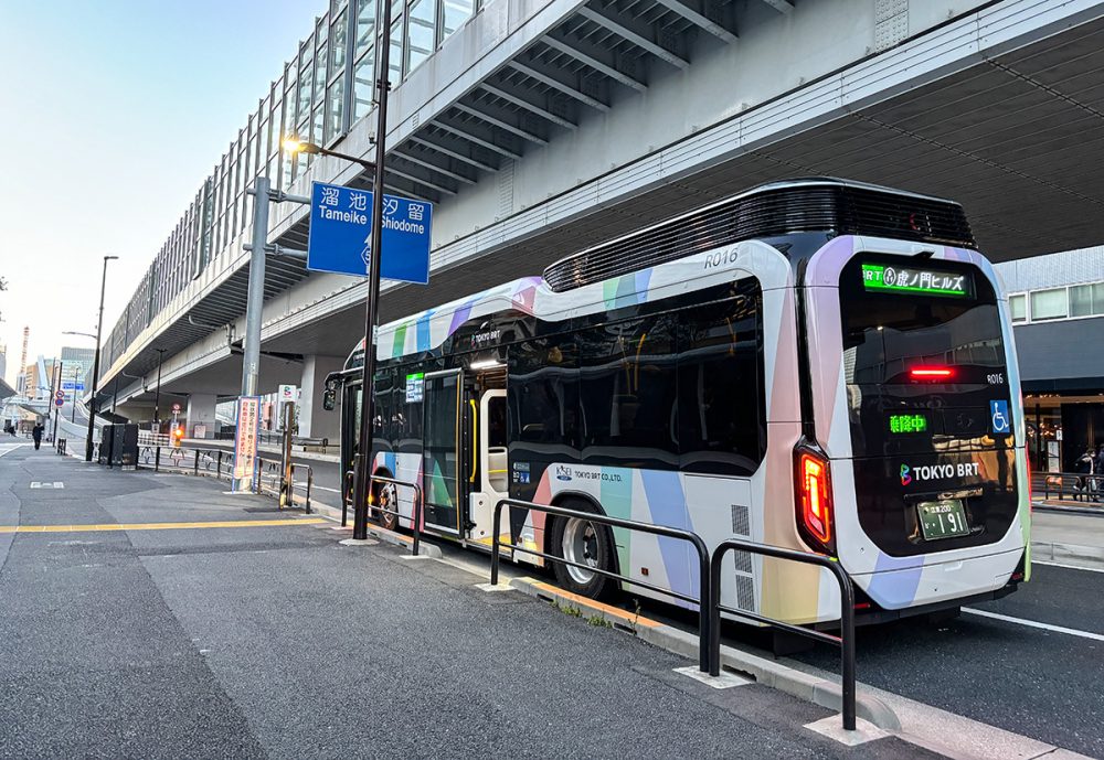 勝どきBRT停留所で客扱い中の虎ノ門行きBRT