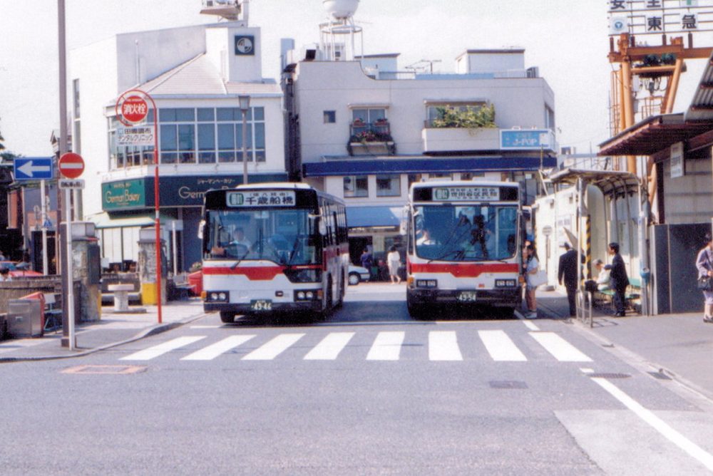 東横線／目蒲線の複々線化工事が進められていた当時のロータリー。駅目の前に園02の停留所があった