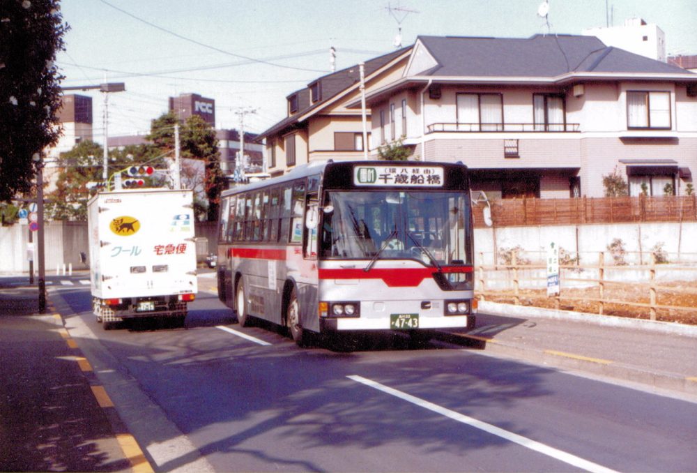 環八から田園調布駅前のロータリーへ向かうエアロスター。終点直前のため、方向幕は千歳船橋行きとなっている