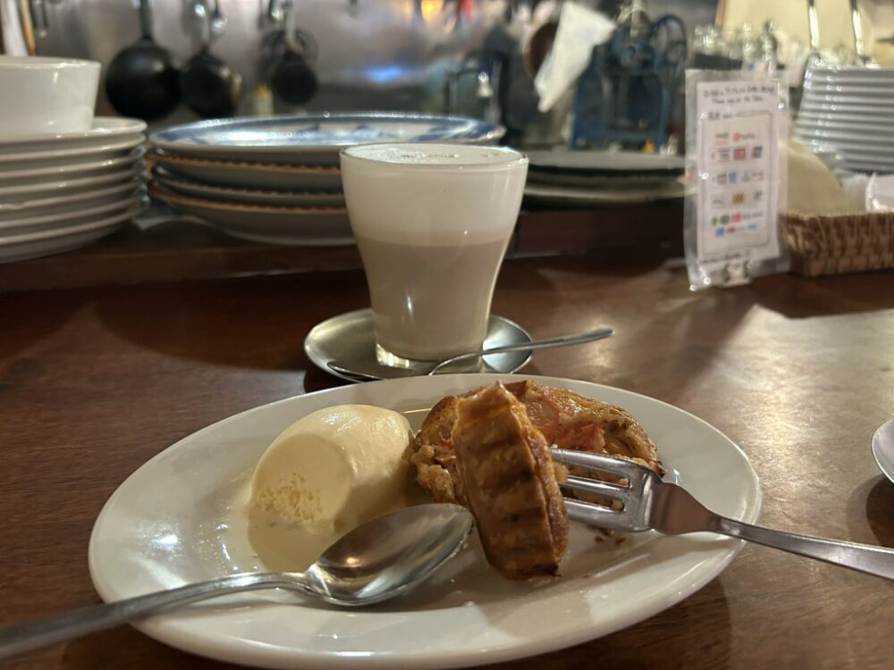 飲み物がくる前にアイスが溶け出したので少し食べてしまった！