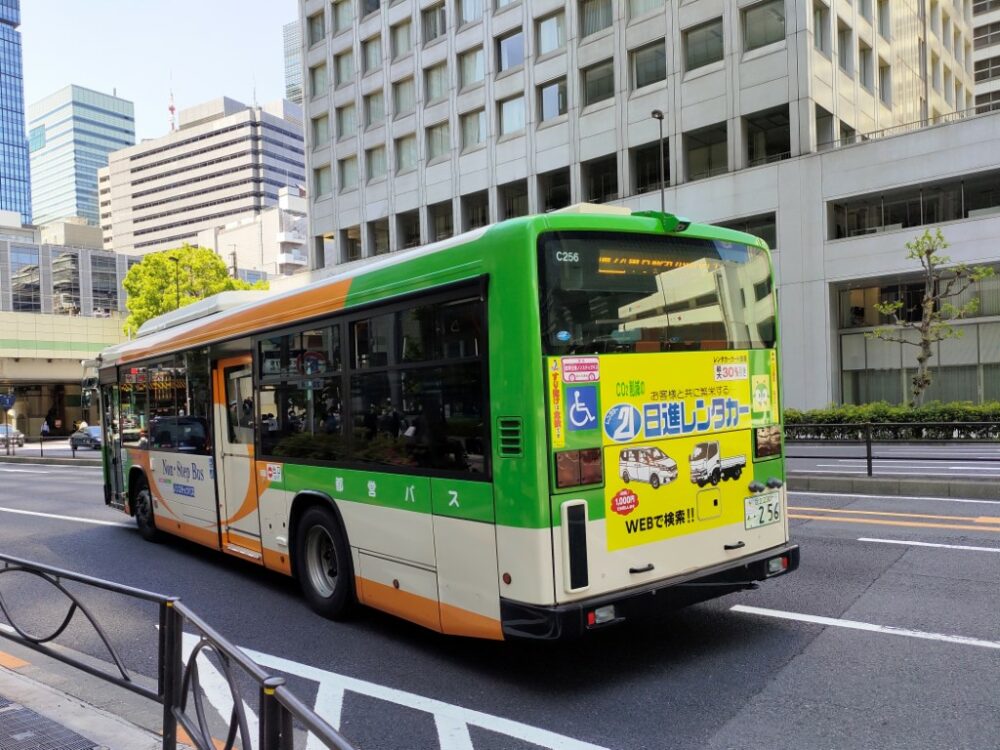 発進時はバスの右側に出たら危険！