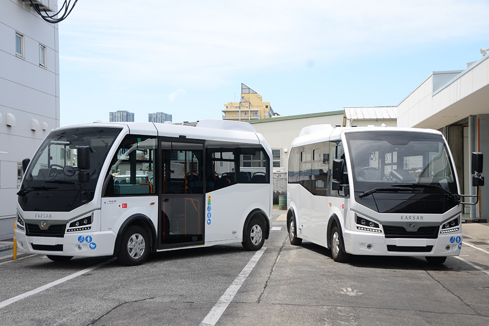 日本仕様として仕上がった（仕上がりつつある）カルサンe-JEST。2台が車庫に格納されていた