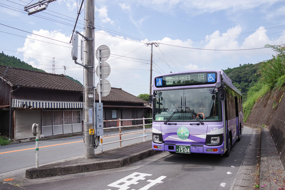 ひっそりとした佇まいの夜明駅前