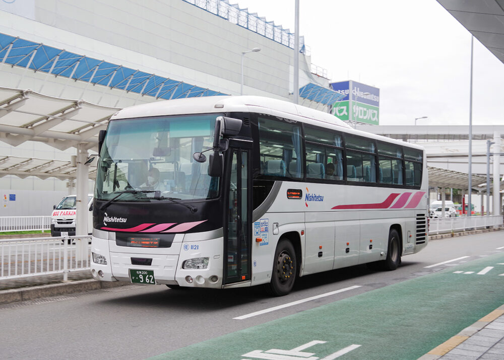 空港に出入りしている西鉄バスの高速車