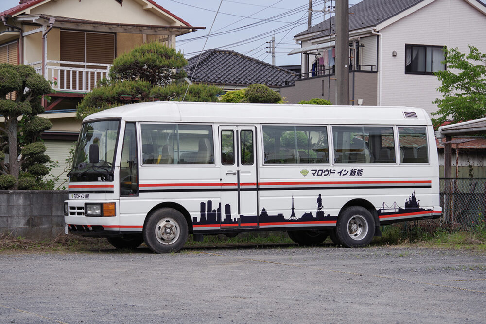 オリジナルカラーに塗られたマイクロバスのホテル送迎車