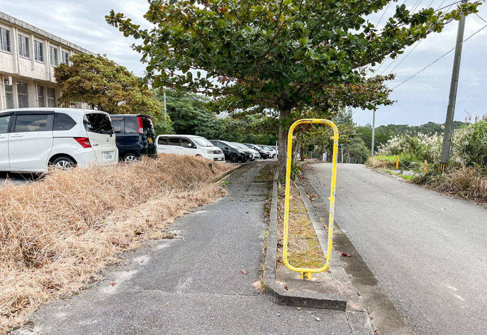 北部東側にて。かつてバス停だったもの……のような物体