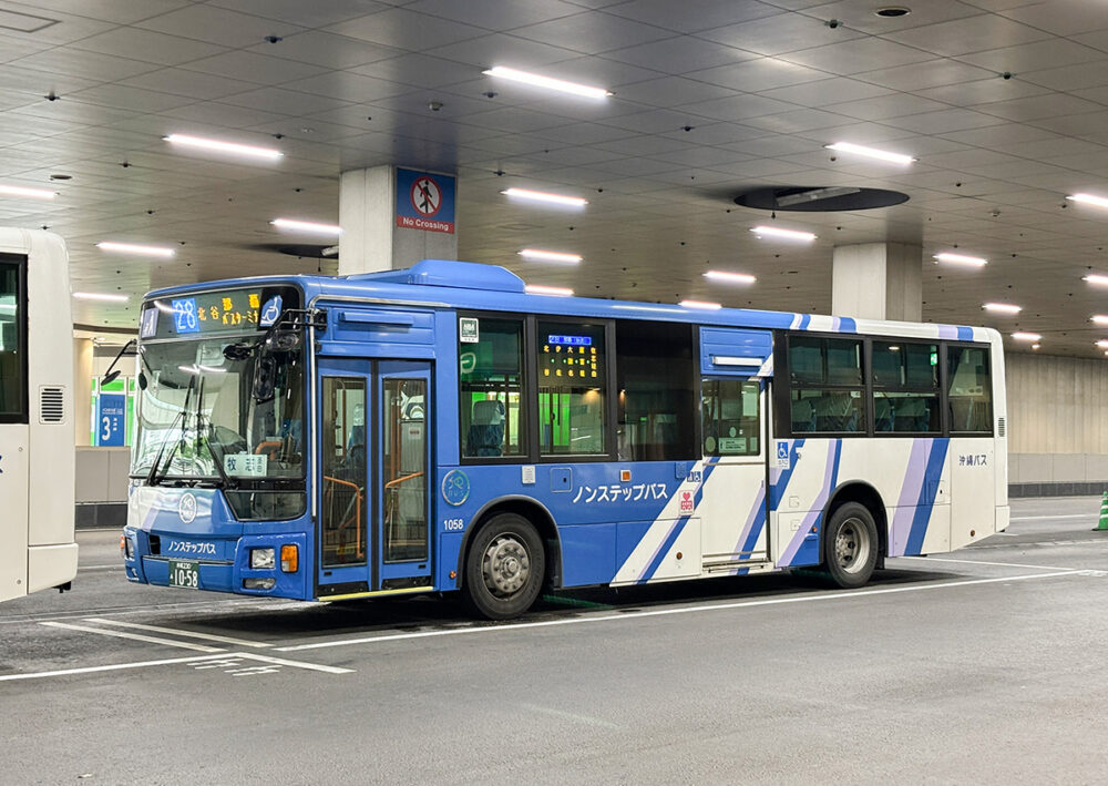 沖縄バスの新しめの車両は斜めストライプ