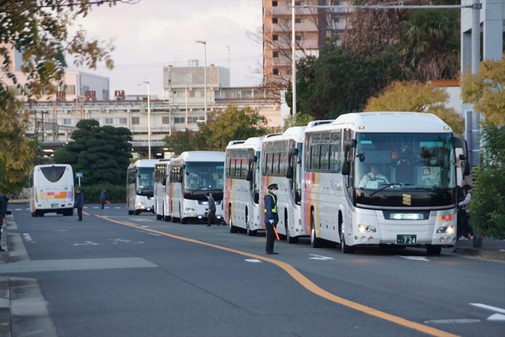 人も待機列だがバスも待機列！