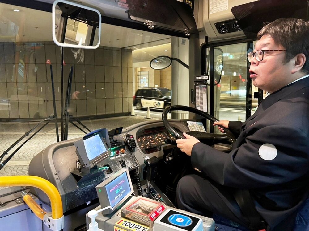 タクシーが変な場所に停車していて出にくいが通れるとの判断で車幅を気にしながらじわじわ出る