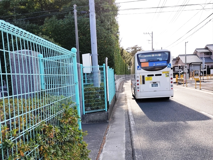 便数が少なく参拝には利用されていない様子の路線バス