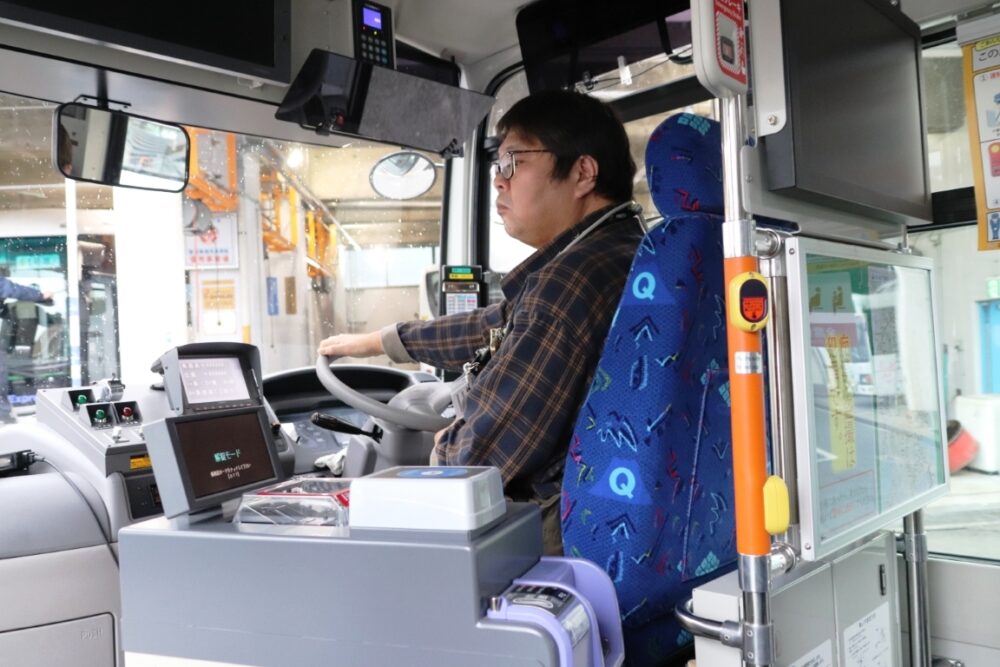 ポンチョでの運転体験中の記者