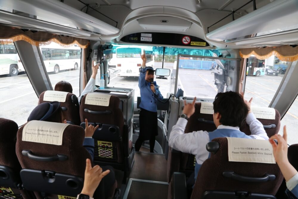 空気を吸ってモードを完全切り替えで乗務する水陸両用車用のガイド風景