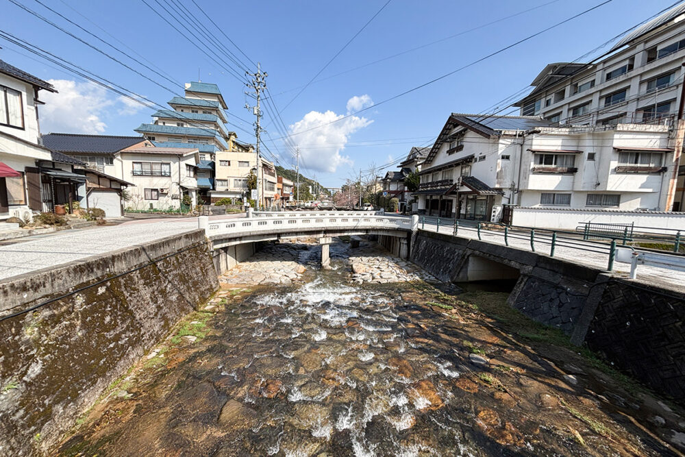 中央に川、両端に宿。理想的なレイアウトがまぶしい玉造温泉