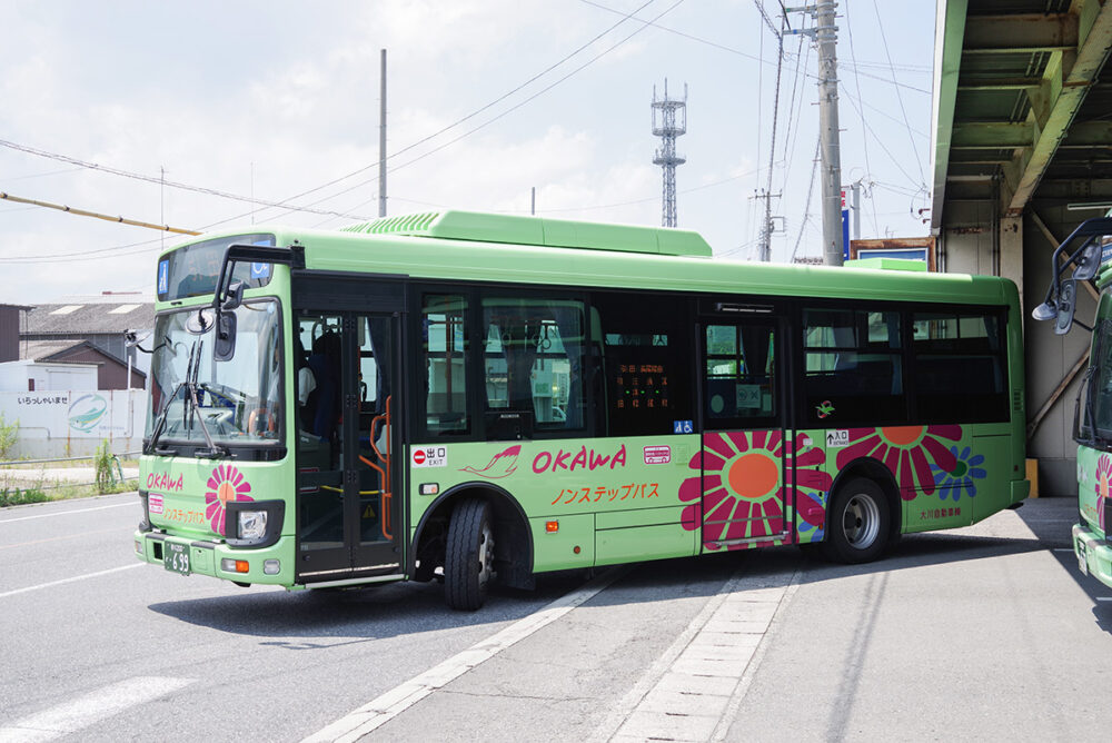 グリーンの地色にコスモス柄が標準カラーの大川バス（香川県さぬき市）