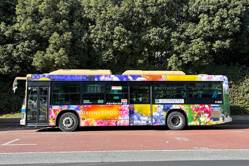 お花がいっぱい!! 2027年国際園芸博覧会のPRラッピング車（神奈川県横浜市）