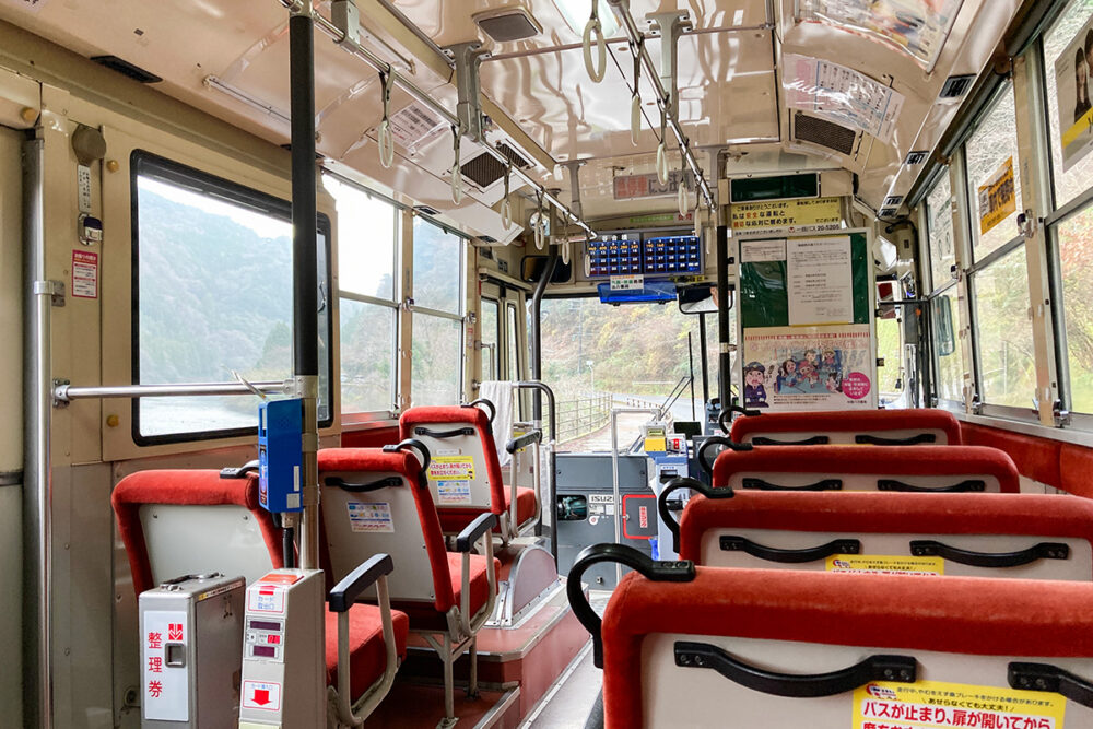 片側に2人掛けシートが並ぶローカル路線向けの車によく見られる車内レイアウト
