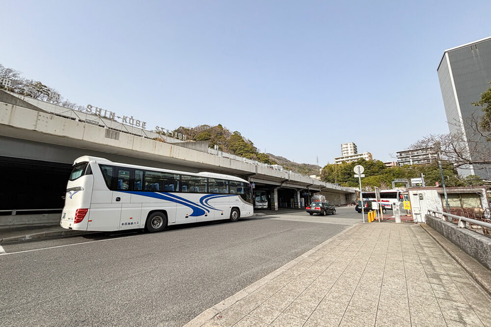 新神戸駅の前からは各方面へのバスが出ている