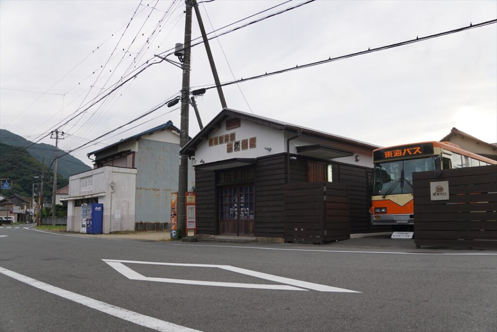 扉を開けるかどうかは宿泊者次第？今にも出庫しそうなジャーニーKをファインダーに！