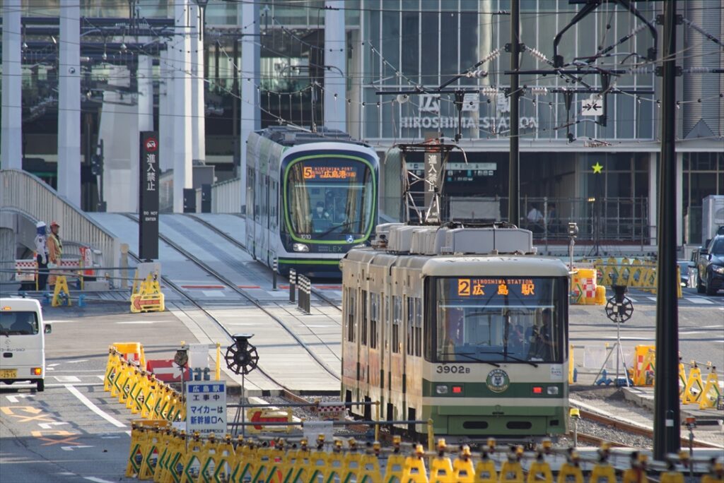 広島駅発着の電車が勾配を登り下ってくる！