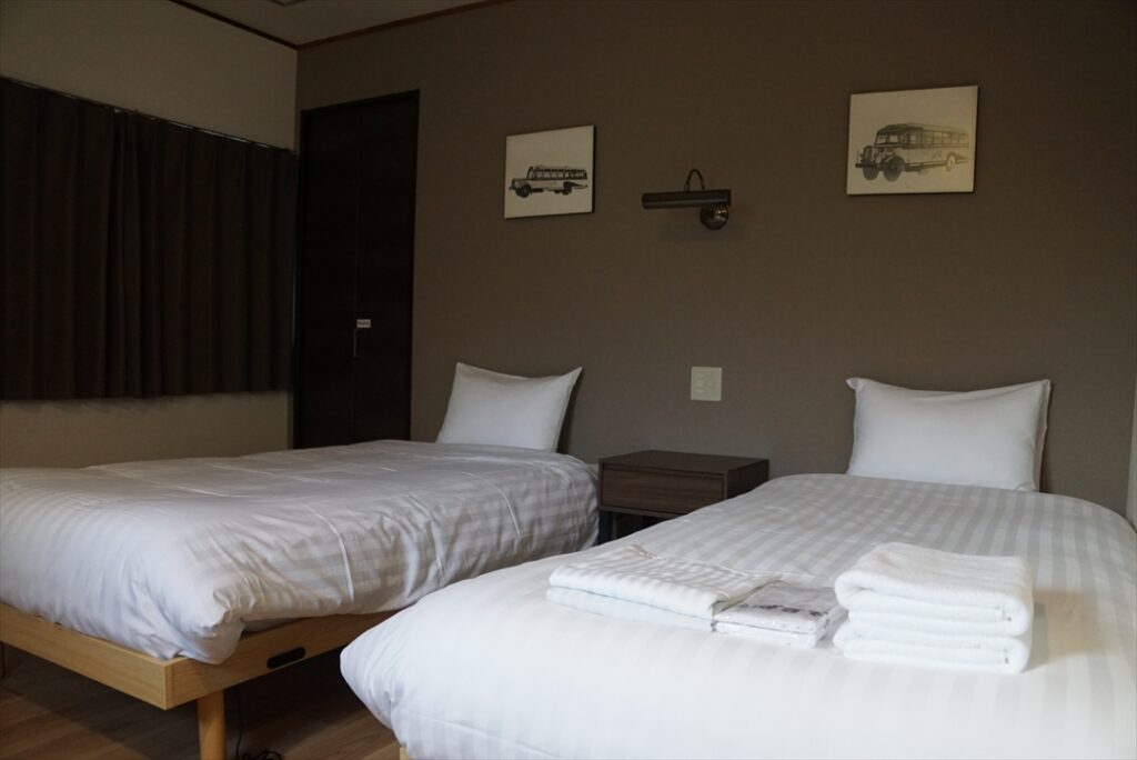 屋内の寝室は普通にホテルしている！　「ばすてい」のフェイスタオルはここでしか手に入らない？