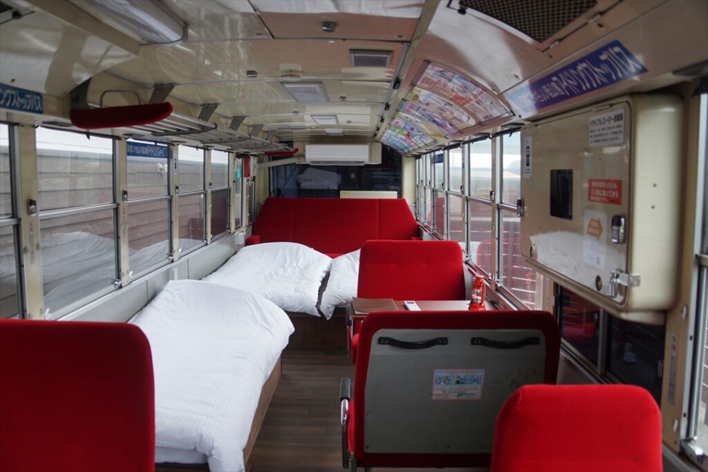 車両後部はベッドルーム