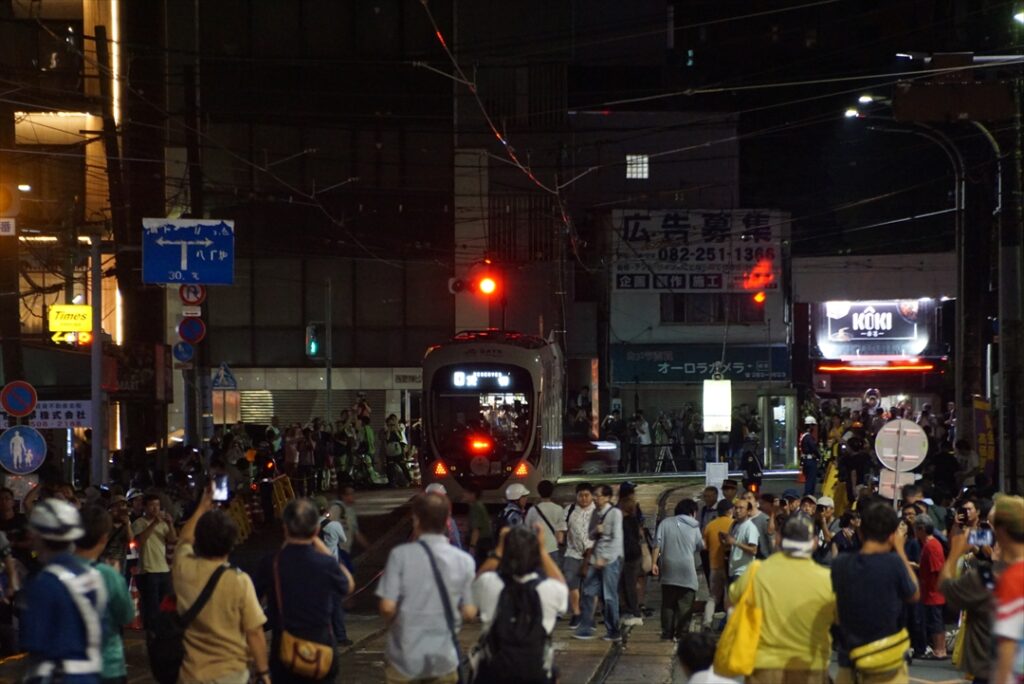 終電近くになると最後の広島駅電停を一目見ようと多くの人が詰めかけた
