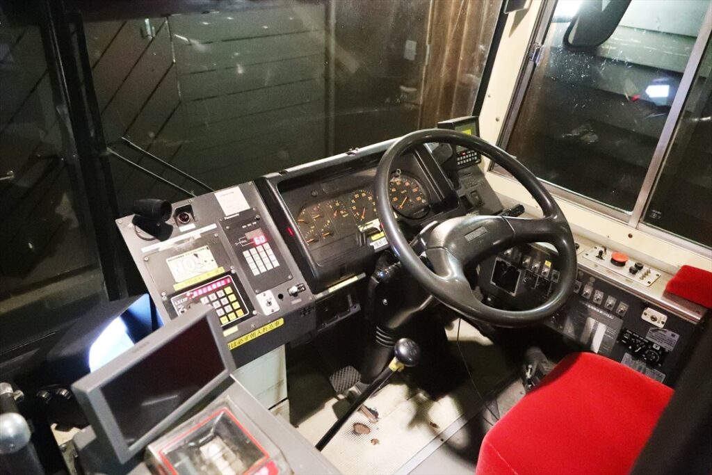 電装系はほとんど稼働するがメインを入れないと始まらないのは実車と同じ