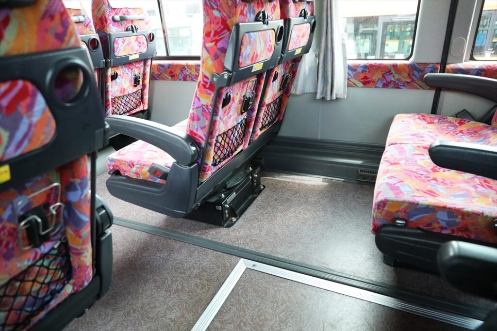 後部がサロンになる仕様の元貸切車なので後ろのシートピッチは格段に広い！