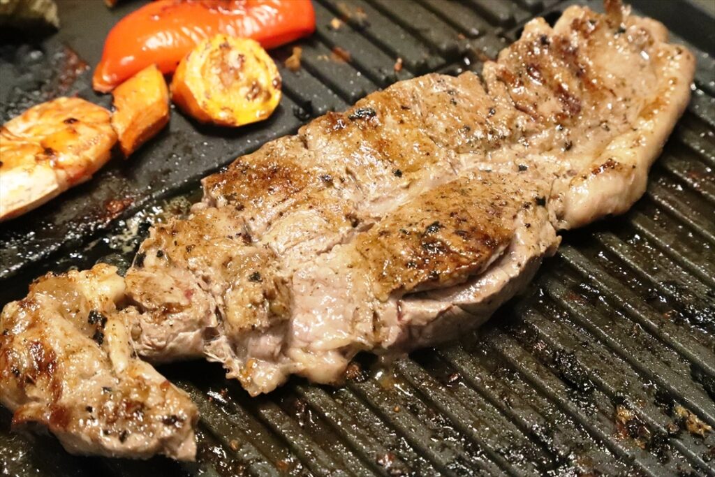 遊ぶ前に夕食！二人で1枚の肉だが重すぎて他の食材もあり多かった！