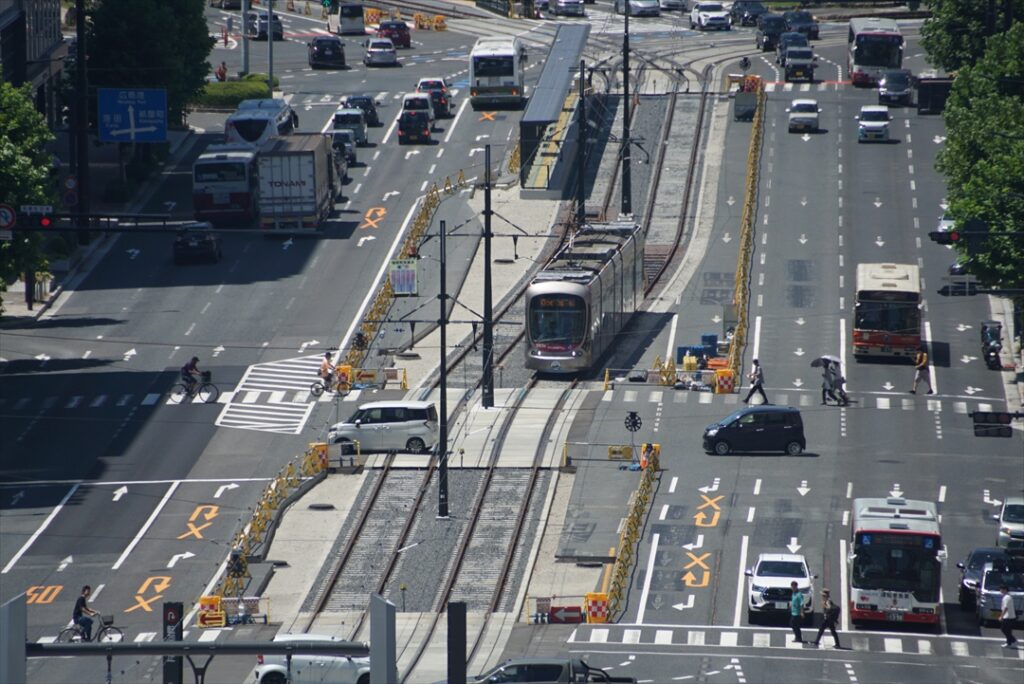 試運転で広島駅に至る坂を駆け上がる