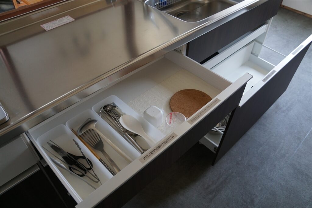 食器やカトラリーは完全装備なので食材を持ち込んでの自炊も大歓迎！