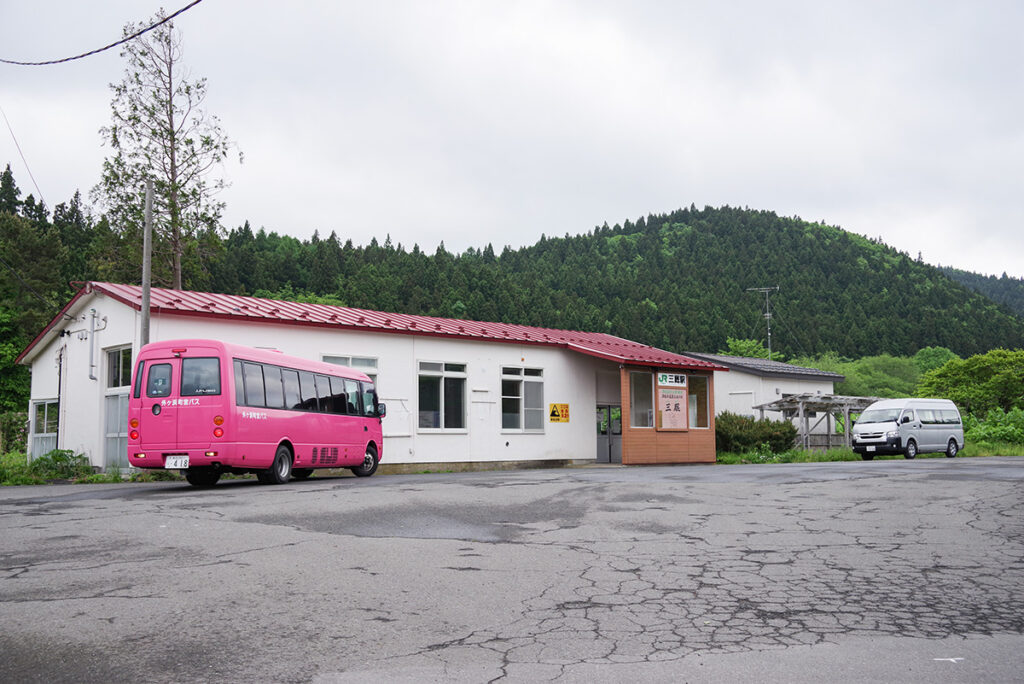 外ヶ浜町営バスと今別町営バスが三厩駅間で向かい合う
