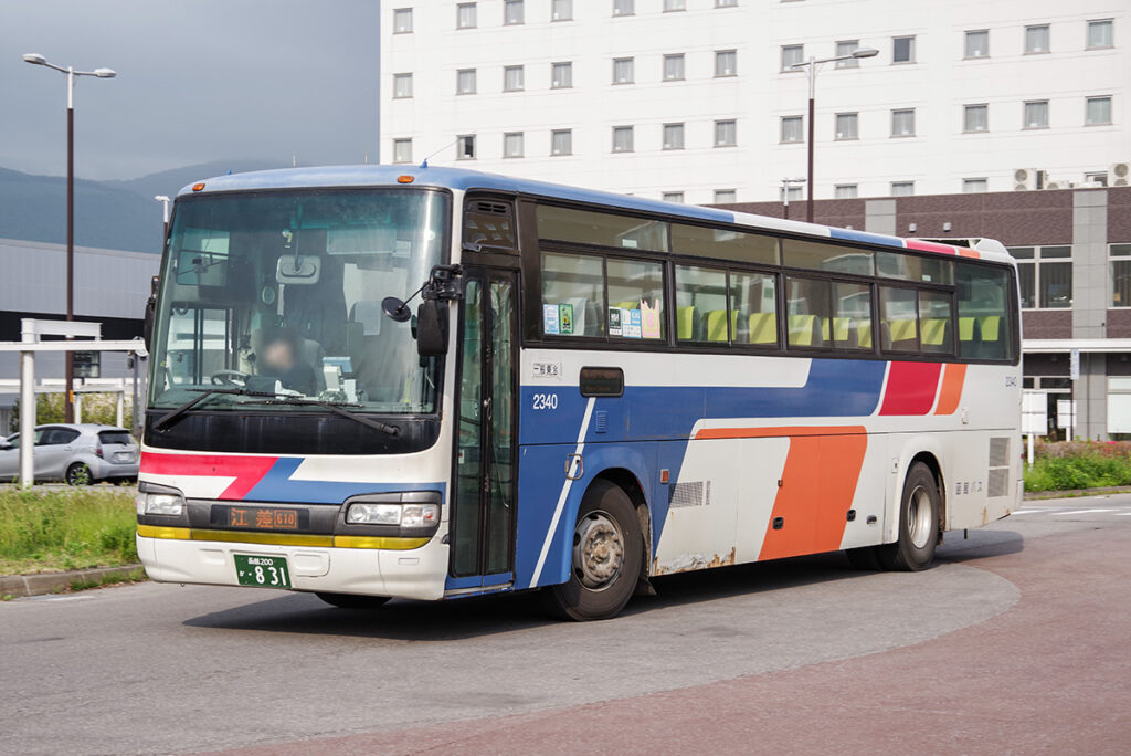 ハイデッカータイプの大型車で運行される函館バス610系統