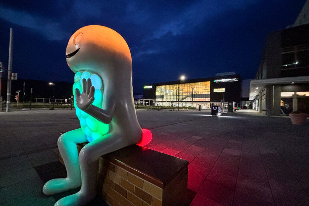 新函館北斗駅前。夜になるとあの子が光る