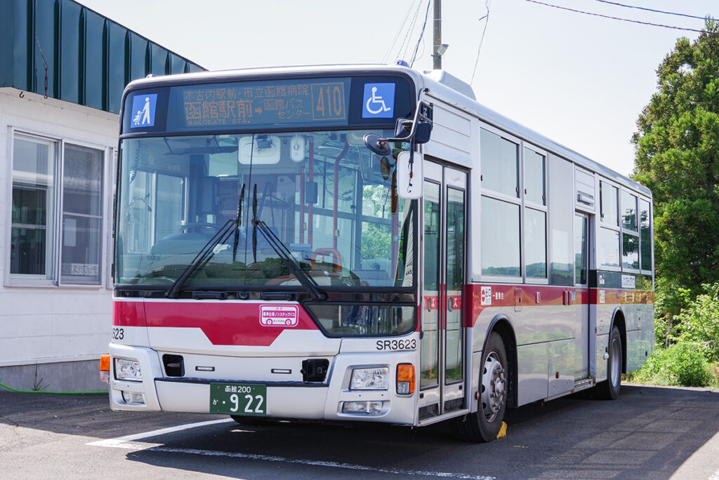 一般的な大型路線車が充当。当日の車両は三菱ふそうエアロスター（MP38）だった
