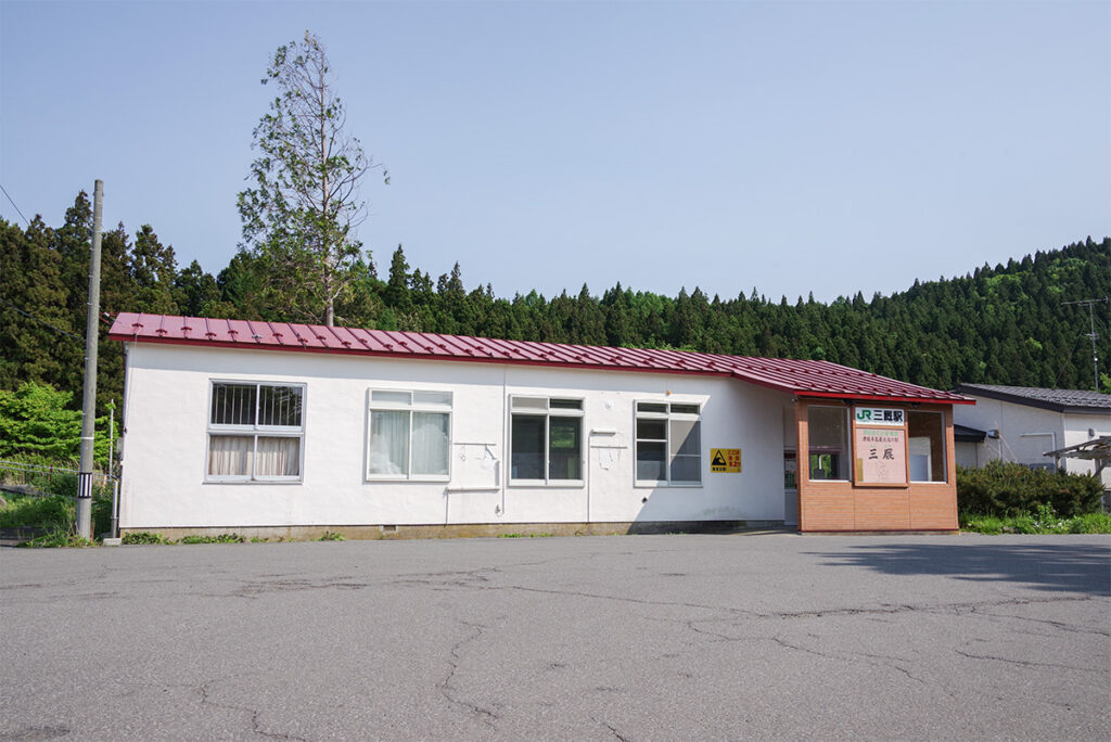 2025年5月時点の三厩駅前