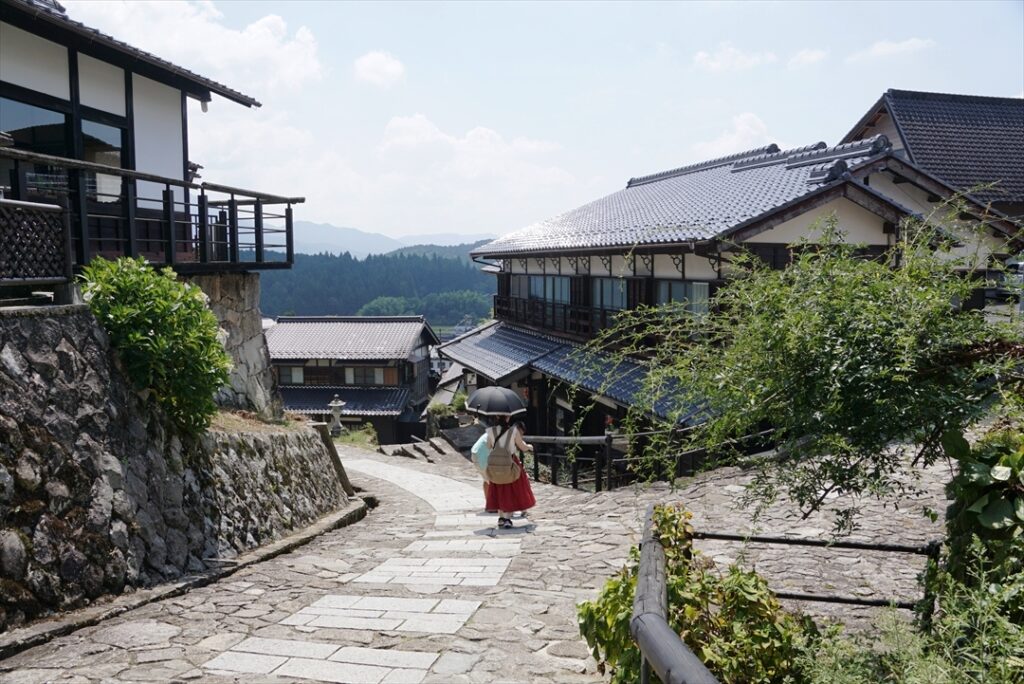 急な坂道を徒歩で上り下りしていた当時の健脚さには脱帽だ