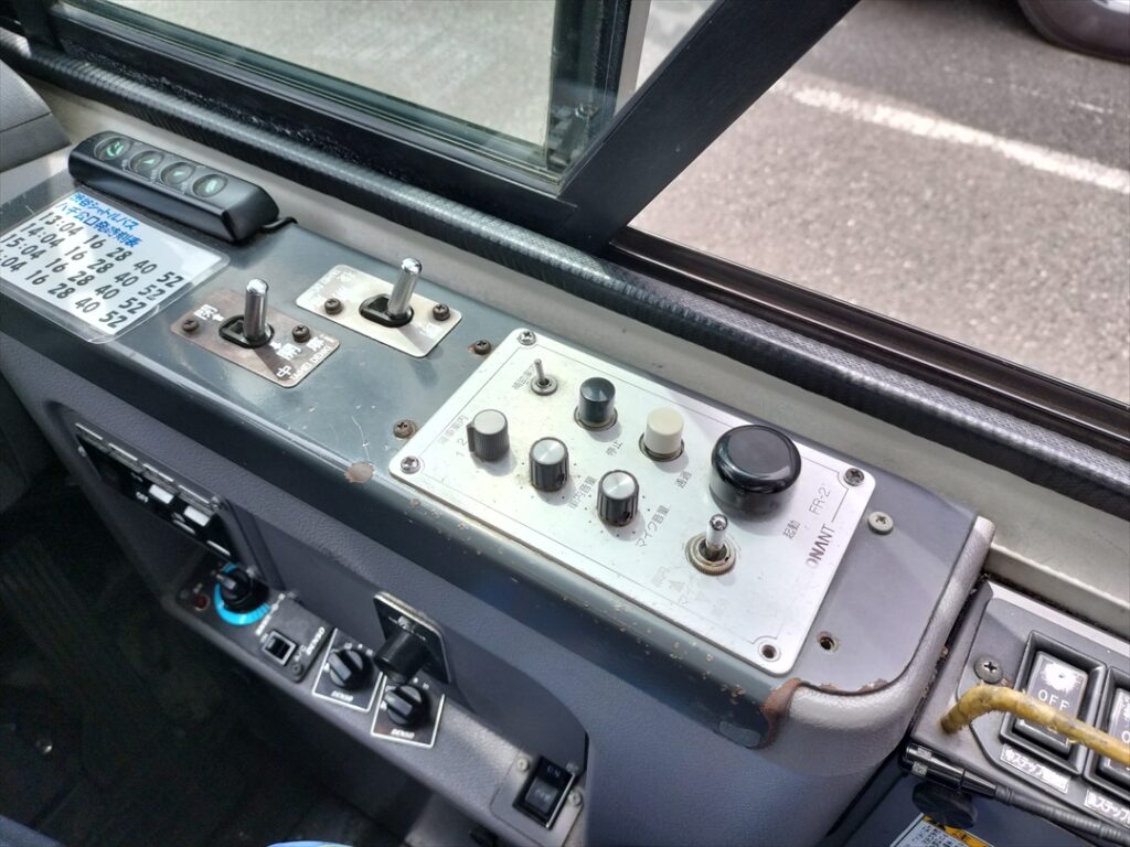 放送装置を操作する仕事もある