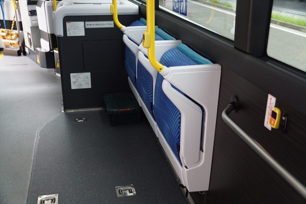 車椅子スペースはロングシートの折り畳み方式